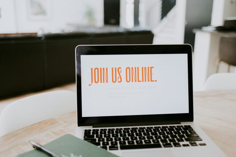 Slika laptopa s natpisom 'join us online' za online učenje engleskog jezika.
